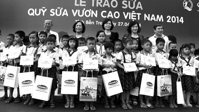 Bà Nguyễn Thị Kim Ngân - Ủy viên Bộ Chính trị, Phó Chủ tịch Quốc hội, Bà Phạm Thị Hải Chuyền - Ủy viên BCH Trung ương Đảng, Bộ trưởng Bộ Lao động - Thương binh và Xã hội, đại diện lãnh đạo tỉnh Bến Tre và Bà Bùi Thị Hương - Giám Đốc Đối ngoại Vinamilk tr