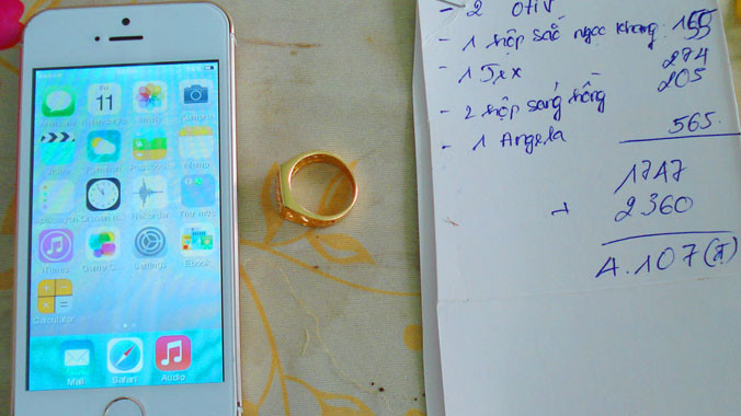 Chiếc Iphone 5S và nhẫn dỏm 