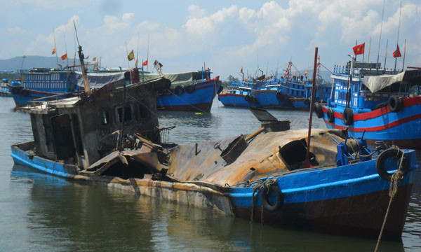 Hiện trường chiếc tàu chở dầu gặp nạn vào sáng nay.