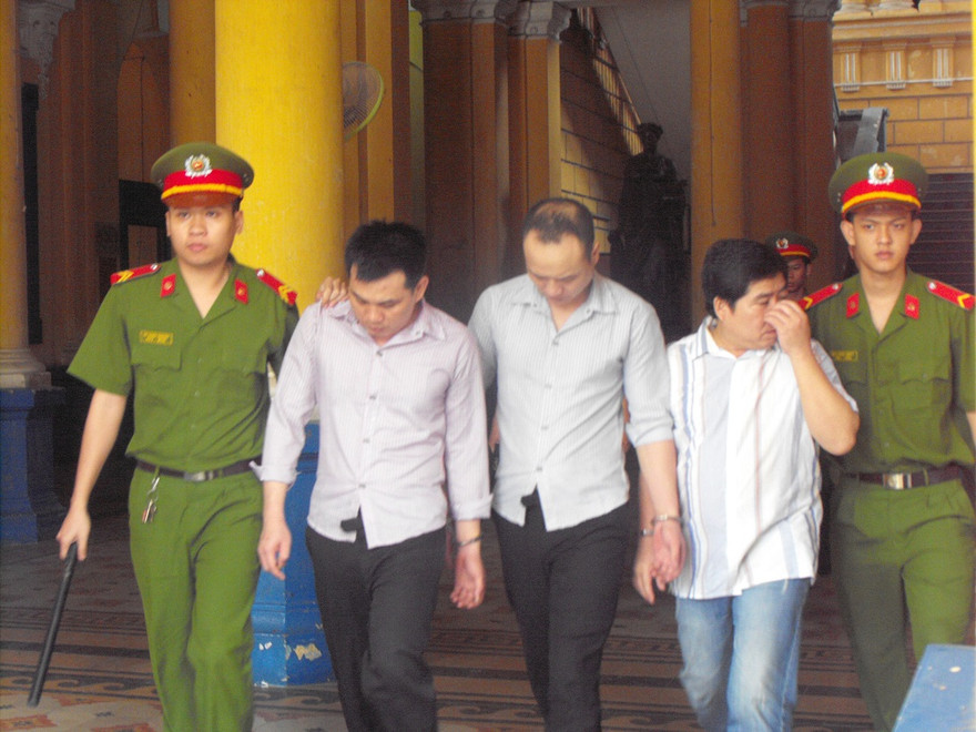 Các bị cáo tại toà án.