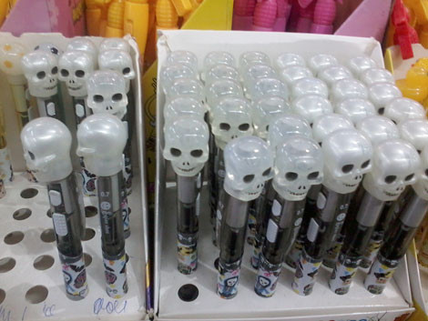 Bút hình đầu lâu.