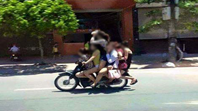 Khi có khách gọi thì bảo kê dùng xe máy chở các cô gái đến địa điểm.