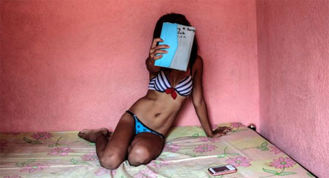 Một cô gái đang sử dụng máy tính bảng trò chuyện trực tuyến với một "người bạn" ở gần Cordova, Philippines.