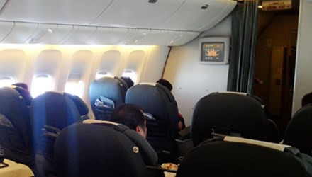 Túi nôn được để sau lưng ghế máy bay, vợ chồng ca sỹ Lệ Quyên đã sử dụng để cho con đi tè. Ảnh: Dân Trí.