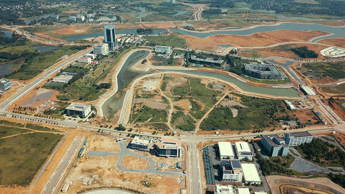 Theo Quy hoạch chung thủ đô đến năm 2030 và tầm nhìn 2050, Hà Nội có 5 đô thị vệ tinh gồm: Hòa Lạc, Sơn Tây, Xuân Mai, Phú Xuyên và Sóc Sơn. Tuy nhiên, do nhiều yếu tố cho đến nay, các khu đô thị này vẫn trong tình trạng "bất động".