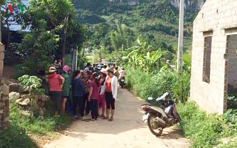 Người dân hiếu kỳ tập trung tại khu vực xảy ra vụ việc.