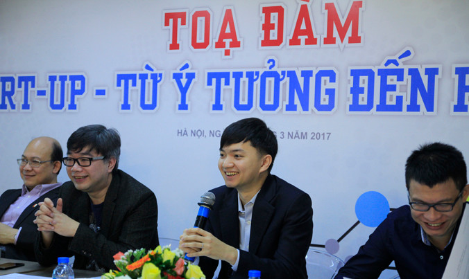 Các chuyên gia và đại biểu trao đổi với sinh viên tại buổi tọa đàm.