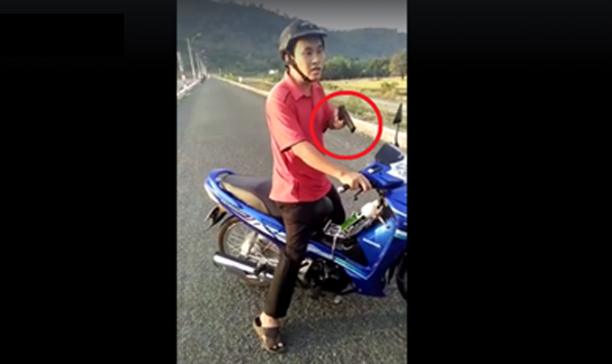 Người cầm súng bắn đạn cao su dọa dân là Phó Phòng NN huyện Tri Tôn (ảnh cắt clip)