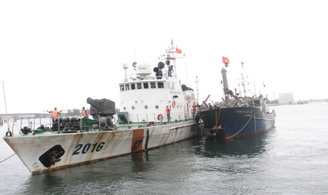 Tàu CSB lai dắt tàu cá bị nạn QB 91609 cùng 9 ngư dân vào bờ. Ảnh: T.T.