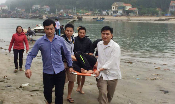 Lực lượng Bộ đội Biên phòng tiếp ứng đưa các nạn nhân vào bờ.