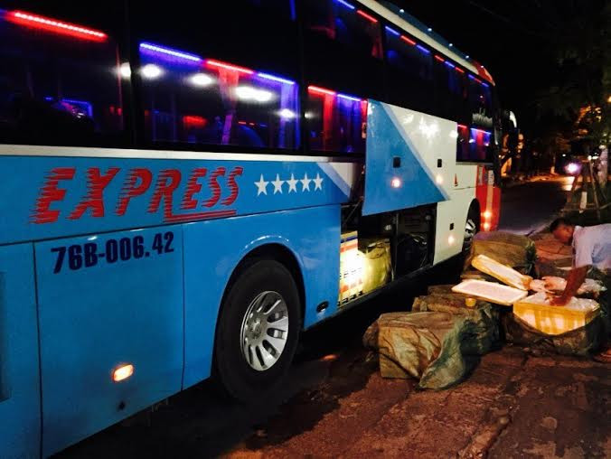 Lực lượng chức năng phát hiện số lượng lớn động vật hoang dã và nội tạng thối được cất trong cốp xe khác. 