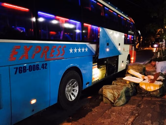 Lực lượng chức năng phát hiện số lượng lớn động vật hoang dã và nội tạng thối được cất trong cốp xe khác. 