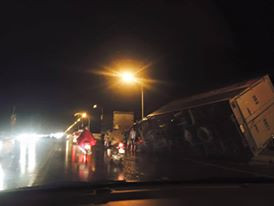 Chiếc xe lật nghiêng lên thành cầu