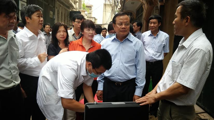 Bí thư Thành ủy Hà Nội kiểm tra việc cung cấp nước sạch tại phường Ô Chợ Dừa, quận Đống Đa (ảnh Tú Anh) 