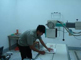 Hi hữu máy chụp X-quang kẹp chết cứng bệnh nhân nữ