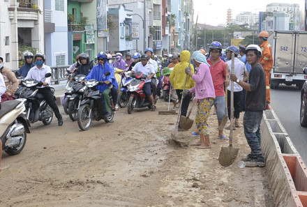 Nhân viên cầu đường thu dọn hiện trường