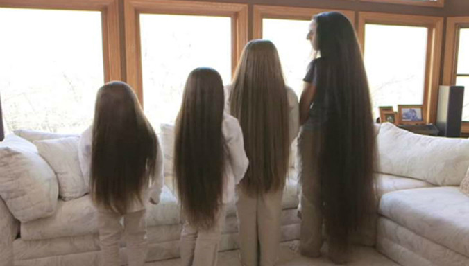 a mẹ con chị Rusell chưa bao giờ cắt tóc. Ảnh: Barcroft TV.