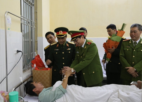 Lãnh đạo Cục Điều tra Hình sự Bộ Quốc phòng và Cục Cảnh sát truy nã tội phạm Bộ Công an thăm hỏi, tặng quà Thiếu tá Bùi Đức Đào.