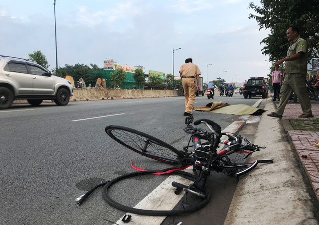 Bản tin 8H: Xe Mazda tông chết người lúc sáng sớm rồi bỏ chạy