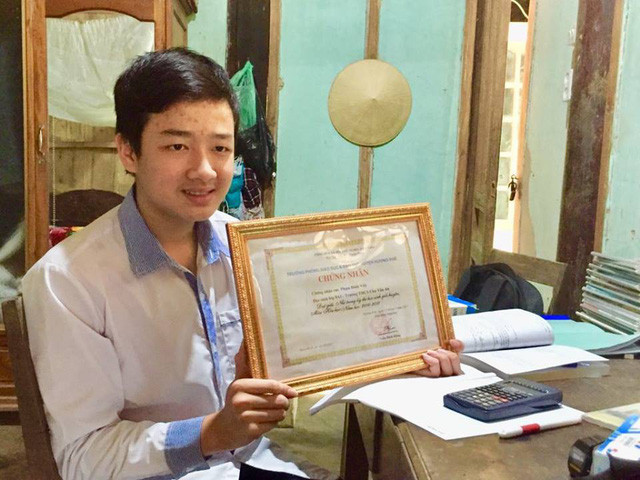 Chín năm liền, Việt đều đạt danh hiệu học sinh giỏi toàn diện 