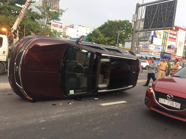 Xe lật nghiêng giữa đường 