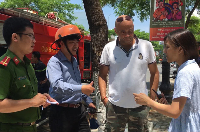 Nam du khách nước ngoài dũng cảm cứu nạn hai em nhỏ trong ngôi nhà bị cháy. Ảnh: N.T. 