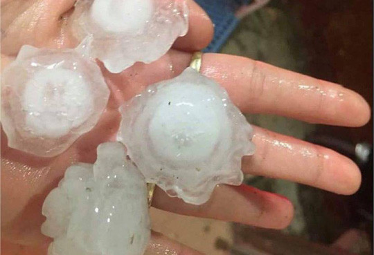 Những hạt mưa đá rớt xuống ở khu vực huyện Xuân Lộc, tỉnh Đồng Nai 