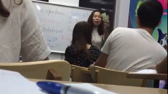 Mà dấu khẩu, mạt sát học viên của cô Tuyến.