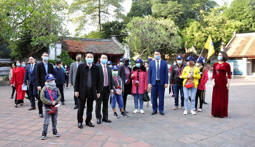  Du lịch Hà Nội đón đoàn khách đầu tiên đến Thủ đô năm 2021 tại Văn Miếu - Quốc Tử Giám.