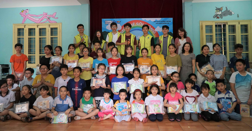 Tặng 60 suất quà cho trẻ em ở Nhà nuôi dưỡng trẻ hữu nghị Đống Đa.