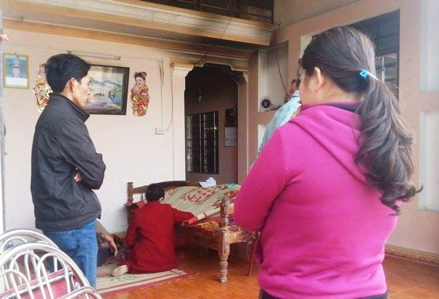 Người nhà nạn nhân khóc thương bên thi thể ông T.