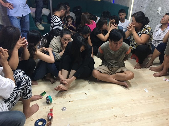 Các con bạc bị công an bắt quả tang tại sòng bạc trong khách sạn Em&Mi. Ảnh CA cung cấp.
