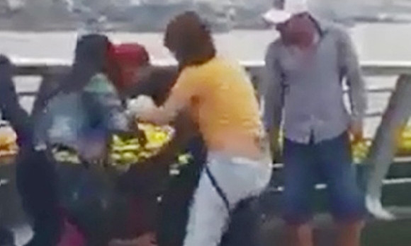 Hình ảnh đôi nam nữ bị đánh hội đồng trên Cầu đi bộ bến Ninh Kiều