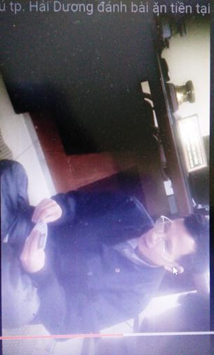 Ông Phạm Thanh Giang, Trưởng Công an phường Trần Phú ngồi chơi bài cùng với 3 người bạn tại phòng làm việc