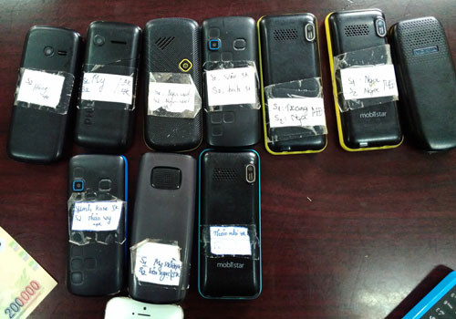 Những chiếc điện thoại dán tên của gái bán dâm