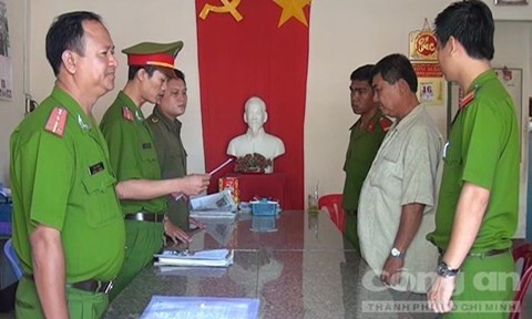 Cơ quan công an đọc quyết định bắt tạm giam đối với Huỳnh Nhựt Dũng