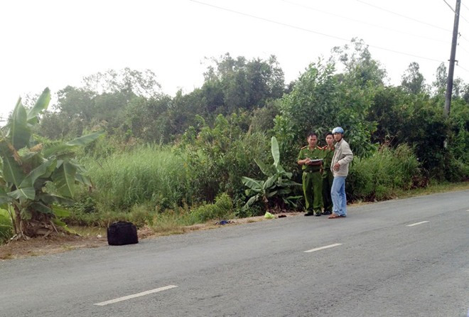 Công an khám nghiệm hiện trường vụ cướp. Ảnh: Việt Tường