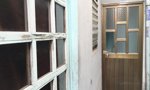 Anh Minh cùng nhiều người phải phá cửa nhà trọ vào và phát hiện người vợ đang mang thai tháng thứ 7 nằm chết