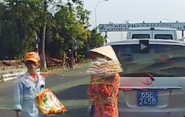 Thanh niên trực tiếp lấy túi xách (trái). Ảnh: Cắt từ clip