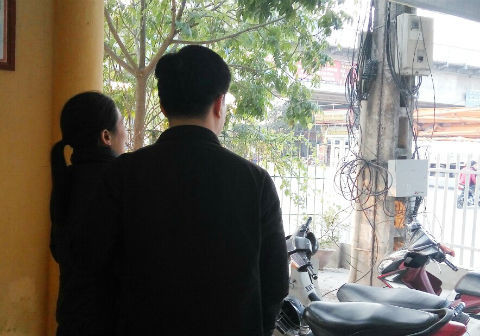 Gia đình tới đón người phụ nữ định tự tử