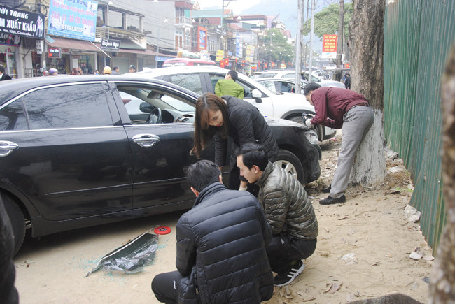 Hiện trường 5 chiếc xe bị đập vỡ cửa kính phía trước bên phải