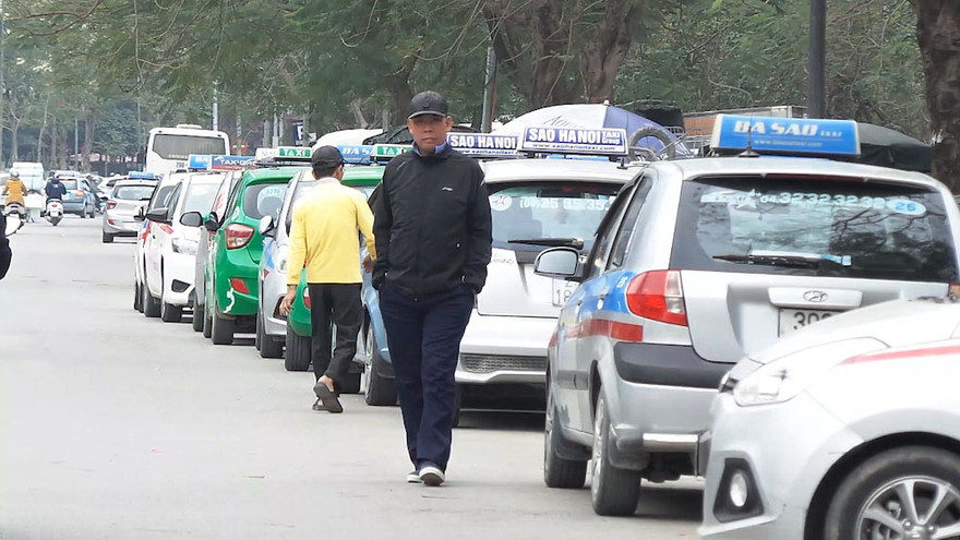 Một bãi đỗ xe "nuốt" gần hết cả trăm mét đường Hoàng Đạo Thuý