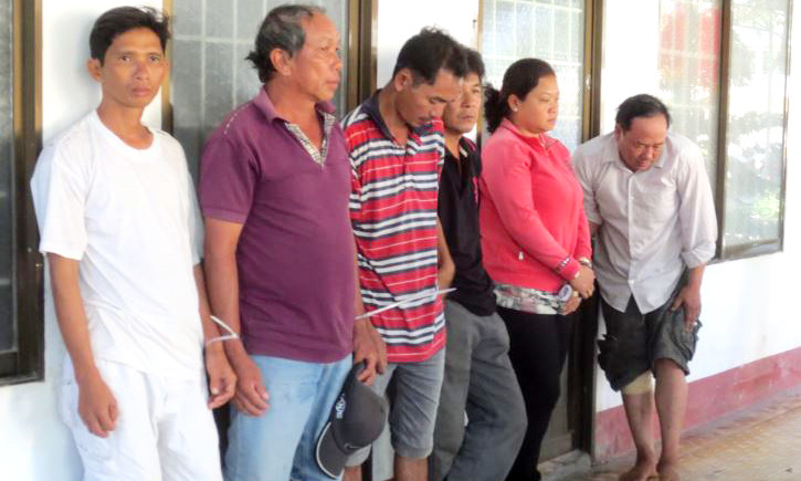 Các đối tượng trong ổ đá gà bị mời về trụ sở công an làm việc