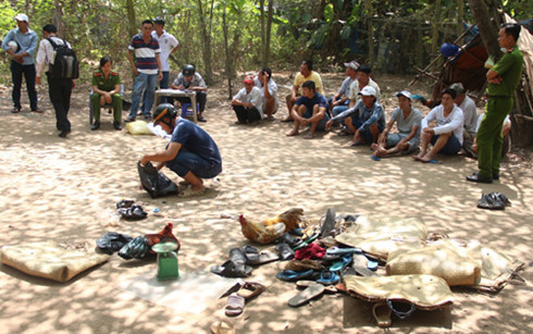 Hiện trường và tang vật của các đối tượng tham gia đá gà ăn thua bằng tiền