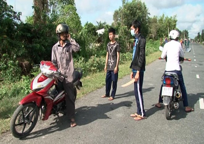 Công an thực nghiệm hiện trường một vụ cướp trên tuyến Quản Lộ - Phụng Hiệp. Ảnh: CTV