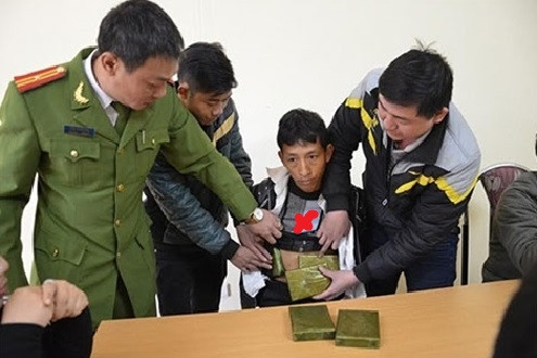 Phàng A Tùng (dấu X) cùng tang vật bị bắt giữ