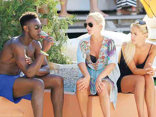 Danny Welbeck “tăm” với người đẹp Thụy Sĩ Mary Sodenbergh và cô bạn Aline