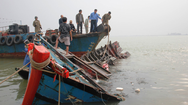 Nỗ lực cứu hộ tàu và tìm kiếm nạn nhân mất tích. Ảnh: Đắc Đức