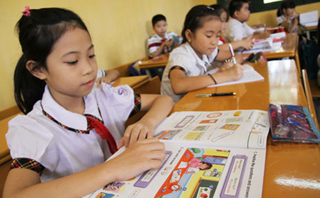 Giờ học tiếng Anh của học sinh tiểu học. Ảnh: Hà Nội mới