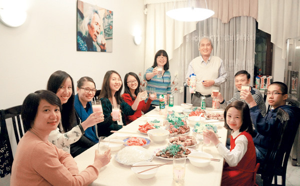 Gia đình chị Hương Hương ở Ba Lan sum vầy dịp Tết. Trong ảnh, chị Hương Hương và chồng (đứng) cùng hai cô con gái, ngồi cạnh mẹ. Ảnh do nhân vật cung cấp